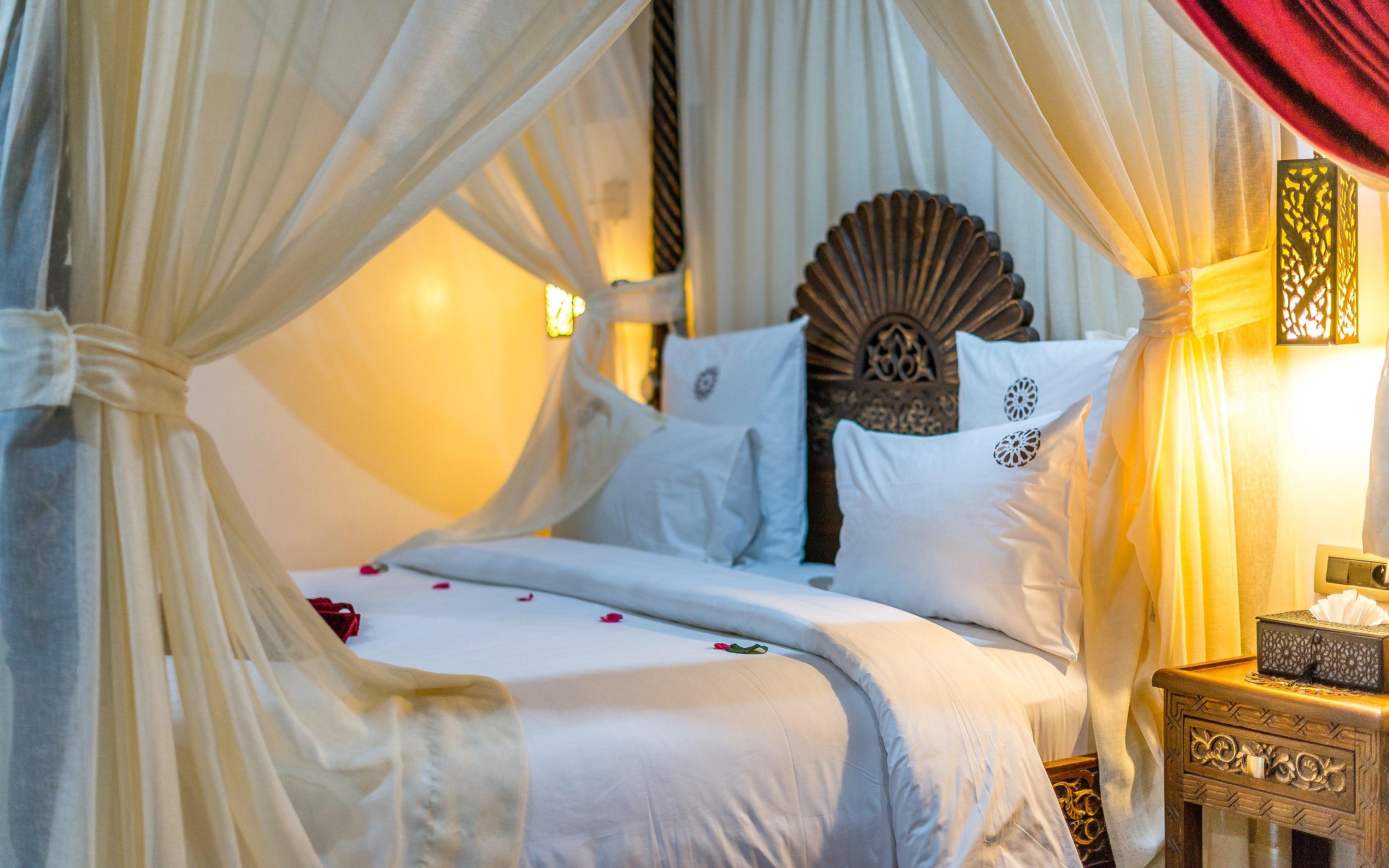 Hotel & Ryad Art Place Marrakech Marrakesh Eksteriør bilde A bed with a canopy